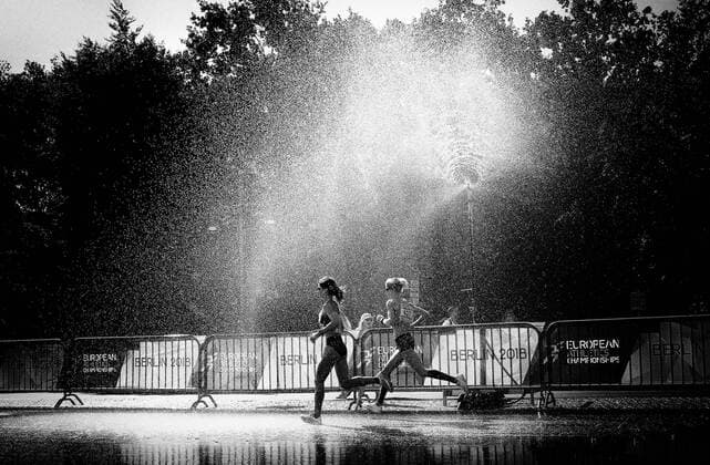 BAU 12 08 2018 Berlin Athletics EM 2018 Marathon Women Feature Two runners run through the water sprinkler system