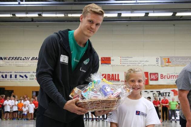Award Ceremony International Heide Cup 2018 Handball International Heide Cup 2018 12 08 18 3 Place SC DHfK Leipzig Niclas Pieczkowski No 14 SC DHfK Leipzig xmmkx