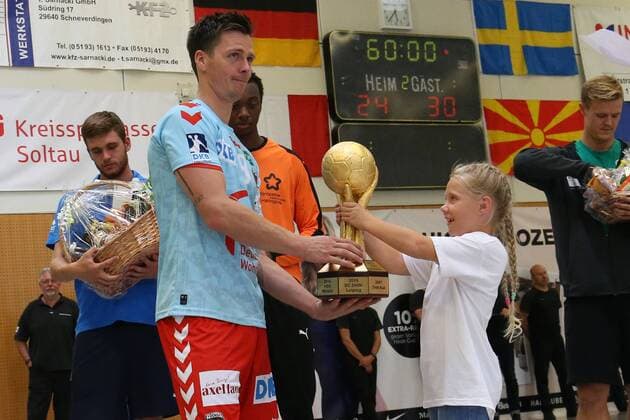 Award Ceremony International Heide Cup 2018 Handball International Heide Cup 2018 12 08 18 1 Part Fuechse Berlin Handover of the cup by Merle to Hans Lindberg Nr 18 Fuechse Berlin xmmkx