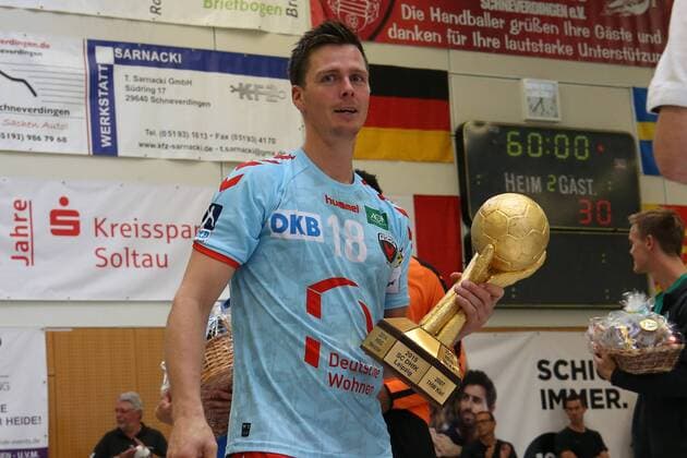 Award Ceremony International Heide Cup 2018 Handball International Heide Cup 2018 12 08 18 Hans Lindberg No. 18 Fuechse Berlin with the trophy xmmkx