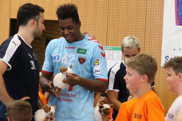 Presentation ceremony International Heide Cup 2018 Handball International Heide Cup 2018 12 08 18 Handover of the sheep to the Fuechse Berlin xmmkx