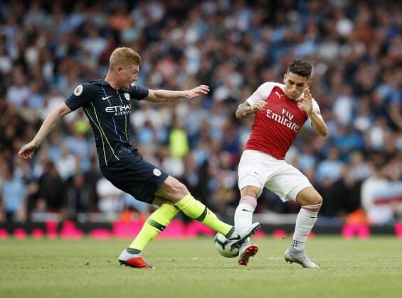 Arsenal s Lucas Torreira tussles with Manchester City s Kevin De Bruyne during the premier league match at the Emirates Stadium, London. Picture date12th August 2018. Picture credit should read: David Klein Sportimage EDITORIAL USE ONLY. No use with unauthorised audio, video, data, fixture lists, club league logos or live services. Online in-match use limited to 120 images, no video emulation. No use in betting, games or single club league player publications.
