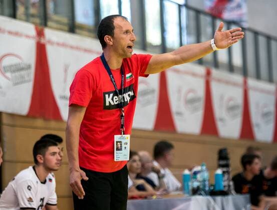 11 08 2018 Josef Welser Sporthalle Tulln on the Danube AUTH EHF M18 Championship 2018 Netherlands vs Bulgaria im Bild Coach Hristo Yordanov BUL during the EHF M18 Championship 2018 Match between the Netherlands and Bulgaria at the Josef Welser Sporthalle Tulln on the Danube Austria on 2018 08 11 Tulln on the Danube  EX_PUC