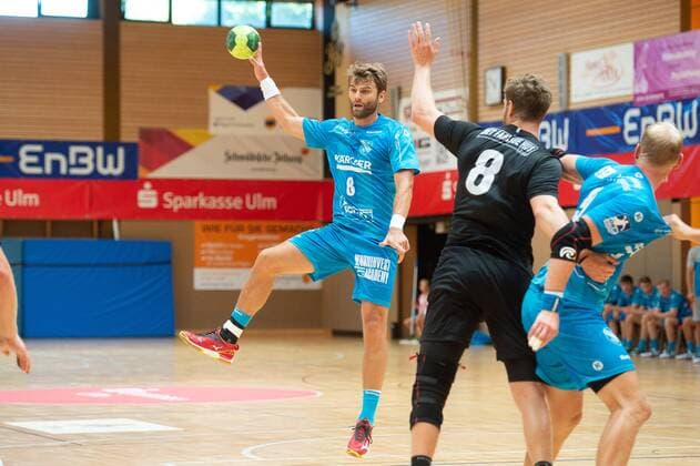 8 Michael Schweikardt TVB 1898 Stuttgart 8 Jonas Tidemand Ribe Esbjerg HH 9 Manuel Späth TVB 1898 Stuttgart TVB 1898 Stuttgart vs Ribe Esbjerg HH Sparkassencup 2018 Handball Men Handboldligaen 1 Bundesliga 12 08 2018 Sparkassen Cup Ehingen 2018 12 08 2018 Ehingen Copyright: xEIBNER Michael_Schmidtx EP_MST