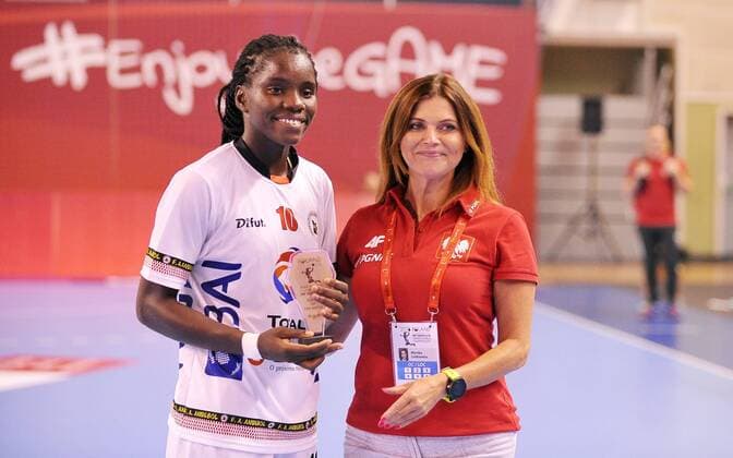 2018.08.12 Kielce Pilka reczna Mlodziezowe Mistrzostwa Swiata w Pilce Recznej Kobiet do lat 18 Rumunia - Angola N z MVP MASSEU Beatriz Diana Foto Lukasz Sobala Press Focus 2018.08.12 Kielce Handball IHF Youth U18 Womens World Championship WM Weltmeisterschaft 2018 Romania - Angola MVP MASSEU Beatriz Diana Credit: Lukasz Sobala Press Focus NEWSPIX.PL --- Newspix.pl FRANCE OUT!  20180812PF_PF092