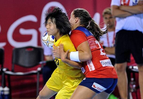 2018.08.12 Kielce Pilka reczna Mlodziezowe Mistrzostwa Swiata w Pilce Recznej Kobiet do lat 18 Japonia - Norwegia N z Aoi Moriya, Kristina Sirum Novak Foto Rafal Rusek PressFocus 2018.08.12 Kielce Handball IHF Youth U18 Womens World Championship WM Weltmeisterschaft 2018 Japan - Norway Aoi Moriya, Kristina Sirum Novak Credit: Rafal Rusek PressFocus NEWSPIX.PL --- Newspix.pl FRANCE OUT!  20180812PF_RR110