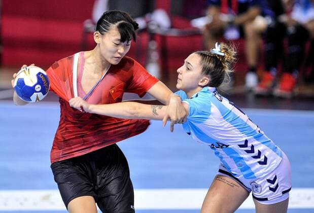 2018.08.12 Kielce Pilka reczna Mlodziezowe Mistrzostwa Swiata w Pilce Recznej Kobiet do lat 18 Argentyna - Chiny N z Shuo Chen, Cavo Guadalupe Foto Rafal Rusek PressFocus 2018.08.12 Kielce Handball IHF Youth U18 Womens World Championship WM Weltmeisterschaft 2018 Argentina - China Shuo Chen, Cavo Guadalupe Credit: Rafal Rusek PressFocus NEWSPIX.PL --- Newspix.pl FRANCE OUT!  20180812PF_RR226