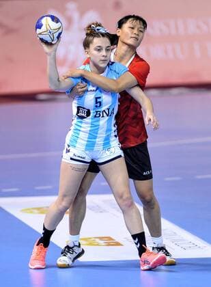 2018.08.12 Kielce Pilka reczna Mlodziezowe Mistrzostwa Swiata w Pilce Recznej Kobiet do lat 18 Argentyna - Chiny N z Cavo Guadalupe, Shuo Chen Foto Rafal Rusek PressFocus 2018.08.12 Kielce Handball IHF Youth U18 Womens World Championship WM Weltmeisterschaft 2018 Argentina - China Cavo Guadalupe, Shuo Chen Credit: Rafal Rusek PressFocus NEWSPIX.PL --- Newspix.pl FRANCE OUT!  20180812PF_RR235