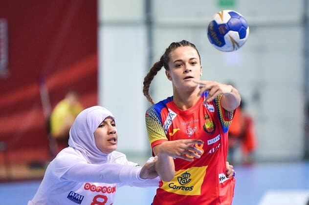 2018.08.13 Kielce Pilka reczna Mlodziezowe Mistrzostwa Swiata w Pilce Recznej Kobiet do lat 18 Hiszpania - Tunezja N z AOUIJ Fadwa CAPDEVILLA BARBANY Martina Foto Lukasz Laskowski PressFocus 2018.08.13 Kielce Handball IHF Youth U18 Womens World Championship WM Weltmeisterschaft 2018 Spain v Tunisia AOUIJ Fadwa CAPDEVILLA BARBANY Martina Credit: Lukasz Laskowski PressFocus NEWSPIX.PL --- Newspix.pl  20180813LUK_023