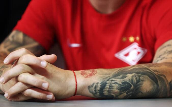 Sport Bilder des Tages MOSCOW REGION, RUSSIA - AUGUST 13, 2018: Tattoos of FC Spartak Moscow s Andrei Yeshchenko seen during a press conference PK Pressekonferenz ahead of Spartak Moscow s UEFA Champions League qualifying round match against FC PAOK Thessaloniki scheduled for August 14, 2018. Stanislav Krasilnikov TASS  TS08CA16