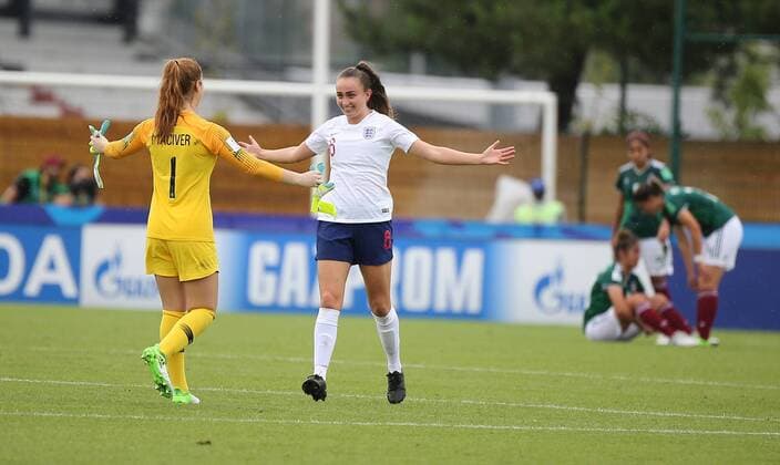 12 08 2018 xcex France Saint Malo Football Womens Football FIFA U20 Womens World U 20 Womens World Cup England vs. Mexico Sandy Maciver and Megan Finnigan both England are happy about the victory Celebration Joy Ejubel emotions