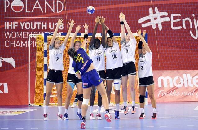 2018.08.13 Kielce Pilka reczna Mlodziezowe Mistrzostwa Swiata w Pilce Recznej Kobiet do lat 18 Niemcy - Rumunia N z Popa Andreea Cristina blok Niemcy Foto Norbert Barczyk PressFocus 2018.08.13 Kielce Handball IHF Youth U18 Womens World Championship WM Weltmeisterschaft 2018 Germany - Romania Popa Andreea Cristina blok Niemcy Credit: Norbert Barczyk PressFocus NEWSPIX.PL --- Newspix.pl FRANCE OUT!  20180813NB0176