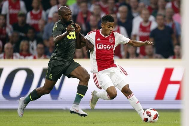 (L-R) Christian Luyindama of Standard Liege, David Neres of Ajax during the UEFA Champions League third round qualifying second leg match between Ajax Amsterdam and Royal Standard de Liege at the Johan Cruijff Arena on August 14, 2018 in Amsterdam, The Netherlands UEFA Champions League 2018 2019 xVIxVIxImagesx xMauricexvanxSteenxIVx 11776890
