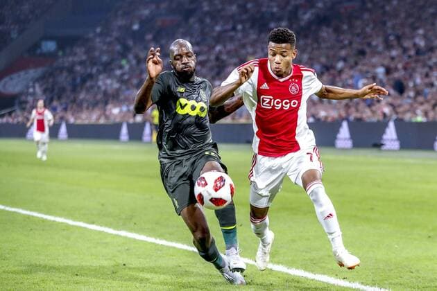 iAMSTERDAM, 14-08-2018 , Johan Cruyff-Arena , football season 2018 2019, UEFA Champions League third qualifying round, 2nd leg , Ajax player David Neres (R) and Standard player Luis Cavanda (L) during the game Ajax - Standard Luik . Ajax - Standard Luik  x2399120x