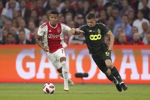 (L-R) David Neres of Ajax, Razvan Marin of Standard Liege during the UEFA Champions League third round qualifying second leg match between Ajax Amsterdam and Royal Standard de Liege at the Johan Cruijff Arena on August 14, 2018 in Amsterdam, The Netherlands UEFA Champions League 2018 2019 xVIxVIxImagesx xMauricexvanxSteenxIVx 11777297