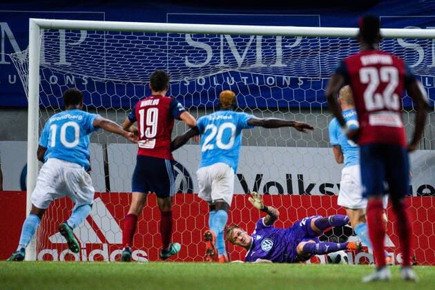180814 goalkeeper Johan Dahlin or Malmö FF saves a penalty kick during the UEFA Champions League qualifying match between Vidi and Malmö FF on August 14, 2018 in Felcsut Photo Ludvig Thunman BILDBYR N code LT 35516  Copyright: LUDVIGxTHUNMAN BB180814LT084