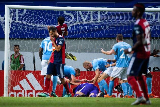 180814 Teammates celebrates with goalkeeper Johan Dahlin or Malmö FF after saving a penalty kick during the UEFA Champions League qualifying match between Vidi and Malmö FF on August 14, 2018 in Felcsut Photo Ludvig Thunman BILDBYR N code LT 35516  Copyright: LUDVIGxTHUNMAN BB180814LT085