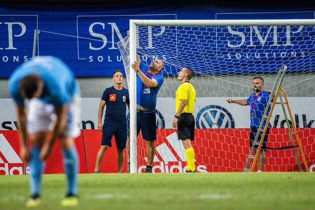 180814 Delay due to a broken net during the UEFA Champions League qualifying match between Vidi and Malmö FF on August 14, 2018 in Felcsut Photo Ludvig Thunman BILDBYR N code LT 35516  Copyright: LUDVIGxTHUNMAN BB180814LT087
