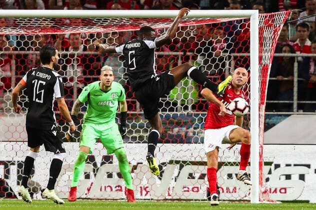 Sport Bilder des Tages MOSCOW, RUSSIA - AUGUST 14, 2018: PAOK Thessaloniki s Jose Crespo, goalkeeper Alexandros Paschalakis, Fernando Varela, and Spartak Moscowâ€™s Denis Glushakov (L-R) in their 2018-19 UEFA Champions League third qualifying round match at Moscow s Otkritie Arena; the teams drew 0-0. Anton Novoderezhkin TASS  TS08CC50