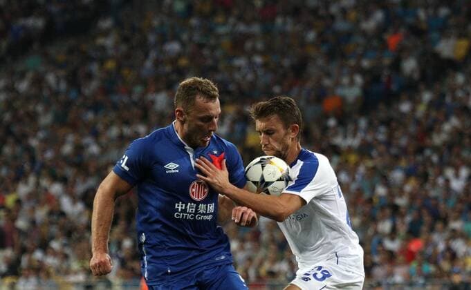 August 14, 2018 - Kiev, Ukraine - Slavia s Vladimir Coufal, left, and Dynamo Kiev s Josip Pivaric, right, in the fight for the ball during the return match of the third qualifying round of the Champions League between Dynamo Kiev and Slavia Prague at the Olympic Stadium in Kiev. Ukraine, Tuesday, August 14, 2018 Dynamo Kyiv v Slavia Prague - Champions League Qualify  - ZUMAn230 20180814_zaa_n230_207 Copyright: xDanilxShamkinx