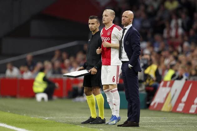 (L-R) Donny van de Beek of Ajax, Ajax coach Erik ten Hag during the UEFA Champions League third round qualifying second leg match between Ajax Amsterdam and Royal Standard de Liege at the Johan Cruijff Arena on August 14, 2018 in Amsterdam, The Netherlands UEFA Champions League 2018 2019 xVIxVIxImagesx xMauricexvanxSteenxIVx 11778681