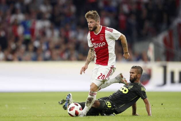 (L-R) Lasse Schone of Ajax, Medhi Carcela of Standard Liege during the UEFA Champions League third round qualifying second leg match between Ajax Amsterdam and Royal Standard de Liege at the Johan Cruijff Arena on August 14, 2018 in Amsterdam, The Netherlands UEFA Champions League 2018 2019 xVIxVIxImagesx xMauricexvanxSteenxIVx 11778683