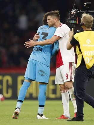 (L-R) Standard Liege goalkeeper Guillermo Ochoa, Klaas Jan Huntelaar of Ajax during the UEFA Champions League third round qualifying second leg match between Ajax Amsterdam and Royal Standard de Liege at the Johan Cruijff Arena on August 14, 2018 in Amsterdam, The Netherlands UEFA Champions League 2018 2019 xVIxVIxImagesx xMauricexvanxSteenxIVx 11778686