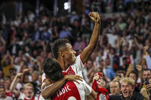 (L-R) Dusan Tadic of Ajax, David Neres of Ajax during the UEFA Champions League third round qualifying second leg match between Ajax Amsterdam and Royal Standard de Liege at the Johan Cruijff Arena on August 14, 2018 in Amsterdam, The Netherlands UEFA Champions League 2018 2019 xVIxVIxImagesx xMauricexvanxSteenxIVx 11779056