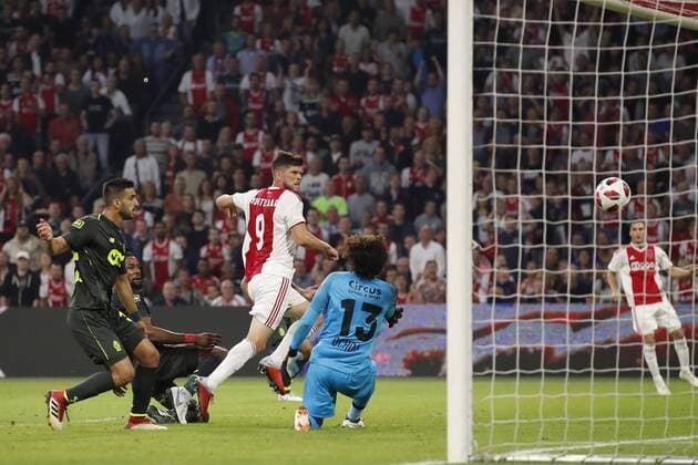 (L-R) Kostas Laifis of Standard Liege, Christian Luyindama of Standard Liege, Klaas Jan Huntelaar of Ajax, Standard Liege goalkeeper Guillermo Ochoa, Nico Tagliafico of Ajax 1-0 during the UEFA Champions League third round qualifying second leg match between Ajax Amsterdam and Royal Standard de Liege at the Johan Cruijff Arena on August 14, 2018 in Amsterdam, The Netherlands UEFA Champions League 2018 2019 xVIxVIxImagesx xMauricexvanxSteenxIVx 11779110