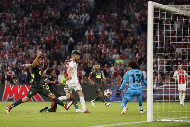 (L-R) Kostas Laifis of Standard Liege, Christian Luyindama of Standard Liege, Klaas Jan Huntelaar of Ajax, Standard Liege goalkeeper Guillermo Ochoa 1-0 during the UEFA Champions League third round qualifying second leg match between Ajax Amsterdam and Royal Standard de Liege at the Johan Cruijff Arena on August 14, 2018 in Amsterdam, The Netherlands UEFA Champions League 2018 2019 xVIxVIxImagesx xMauricexvanxSteenxIVx 11779128