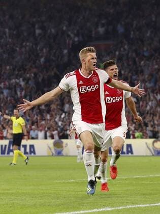 (L-R) Matthijs de Ligt of Ajax, Klaas Jan Huntelaar of Ajax during the UEFA Champions League third round qualifying second leg match between Ajax Amsterdam and Royal Standard de Liege at the Johan Cruijff Arena on August 14, 2018 in Amsterdam, The Netherlands UEFA Champions League 2018 2019 xVIxVIxImagesx xMauricexvanxSteenxIVx 11779130