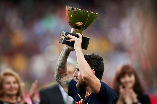 Sport Bilder des Tages FC Barcelona Barca s Argentinian striker Lionel Messi poses with the Joan Gamper trophy at the Camp Nou stadium, in Barcelona, Catalonia, Spain, 15 August 2018. Joan Gamper trophy !ACHTUNG: NUR REDAKTIONELLE NUTZUNG!  Copyright: xAlejandroxGarciax BCN01 20180815-636699658606257446
