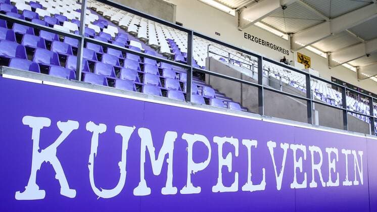 Leer Tribuene with lettering Kumpelverein in Erzgebirgsstadion 2 Football Bundesliga Season 2018 2019 League match Erzgebirge Aue vs 1 FC Magdeburg in Erzgebirgsstadion in Aue Germany Football Mann Maenner 12 8 2018 According to the specifications of the DFL German Football League it is prohibited in the stadium and or made by the game To exploit or exploit photographic images in the form of sequence images and or video-like photo series DFL regulations prohibit any use of photographs as image sequences or quasi-video