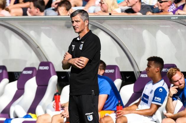 Coach Jens Härtel 1 FC Magdeburg 2 Football Bundesliga Season 2018 2019 League match Erzgebirge Aue vs 1 FC Magdeburg in the Erzgebirgsstadion in Aue Germany Football Mann Maenner 12 8 2018 According to the regulations of the DFL German Football League it is forbidden to take photos in the stadium and or from the game in the form of sequence images and or video-like photo series to be exploited or exploited DFL regulations prohibit any use of photographs as image sequences and or quasi video