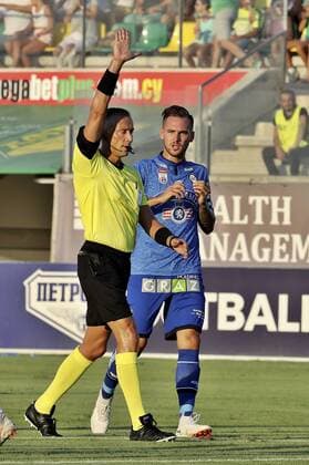 Fußball, EL Quali, AEK Larnaca - Sturm Graz SOCCER - EL, Larnaca vs Sturm LARNACA,CYPRUS,16.AUG.18 - SOCCER - UEFA Europa League, AEK Larnaka vs SK Sturm Graz. Image shows the referee and Lukas Spendlhofer (Sturm). GEPAxpictures xM.xOberlaender