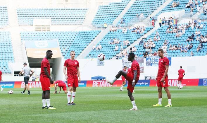 Craiova RB Leipzig Soccer Euro League Qualifiers Craiova 16 08 2018 Stadionul Ion Oblemenco Soccer UEFA Euro League Qualification 3 Round 2nd leg CS Universitatea Craiova vs. RB Leipzig In the picture Warming up with Jean Kevin Augustin 29 RB Leipzig Lukas Klostermann 16 RB Leipzig Bruma 17 RB Leipzig and Stefan Ilsanker 13 RB Leipzig