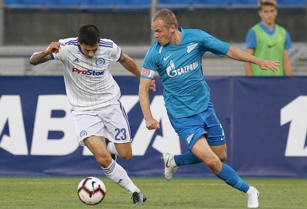 ST PETERSBURG, RUSSIA - AUGUST 16, 2018: Dinamo Minsk s Uladzimir Khvashchynski (L) and Zenit St Petersburg s Alexander Anyukov fight for the ball in their 2018 19 UEFA Europa League third qualifying round Leg 2 match at Petrovsky Stadium. Peter Kovalev TASS  TS08CFEB