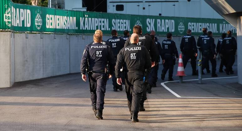 Sport Bilder des Tages SOCCER - EL quali, Rapid vs Bratislava VIENNA,AUSTRIA,16.AUG.18 - SOCCER - UEFA Europa League qualification, SK Rapid Wien vs Slovan Bratislava. Image shows police men. Keywords: security. Keywords: Wien Energie. GEPAxpictures xPhilippxBrem