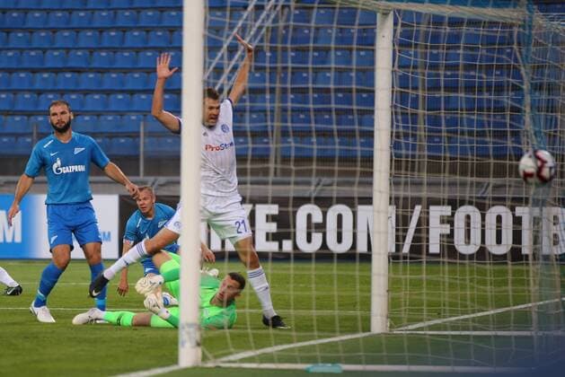 ST PETERSBURG, RUSSIA - AUGUST 16, 2018: Zenit St Petersburg s Branislav Ivanovic, Zenit St Petersburg s goalkeeper Andrei Lunyov and Dinamo Minsk s Filipp Ivanov (L-R) in action in their 2018 19 UEFA Europa League third qualifying round Leg 2 match at Petrovsky Stadium. Peter Kovalev TASS  TS08CFF8