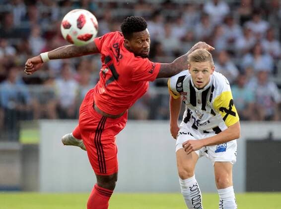 SOCCER - EL, LASK vs Besiktas LINZ,AUSTRIA,16.AUG.18 - SOCCER - UEFA Europa League, LASK Linz vs Besiktas Istanbul. Image showsJeremain Lens (Besiktas) and Maximilian Ullmann (LASK). GEPAxpictures xWalterxLuger