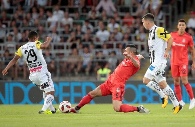 SOCCER - EL, LASK vs Besiktas LINZ,AUSTRIA,16.AUG.18 - SOCCER - UEFA Europa League, LASK Linz vs Besiktas Istanbul. Image shows Joao Victor Santos Sa (LASK), Gary Medel (Besiktas) and Peter Michorl (LASK). GEPAxpictures xWalterxLuger