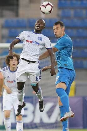 ST PETERSBURG, RUSSIA - AUGUST 16, 2018: Dinamo Minsk s Seidu Yahaya (L) and Zenit St Petersburg s Artyom Dzyuba fight for the ball in their 2018 19 UEFA Europa League third qualifying round Leg 2 match at Petrovsky Stadium. Peter Kovalev TASS  TS08D012