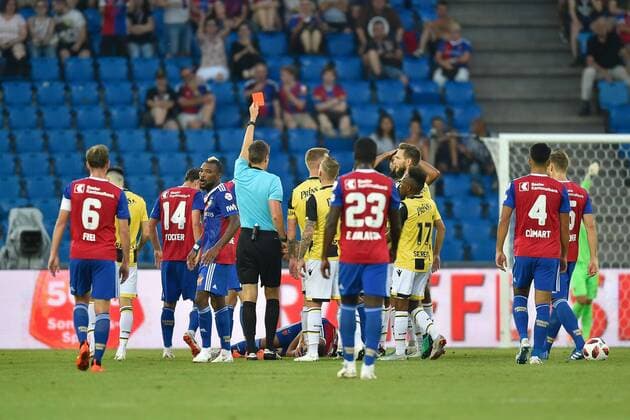 Fußball, EL Quali, FC Basel - Vitesse Arnheim BASEL, 16-08-2018, season 2018 2019, FC Basel - Vitesse, Europa League qualification, third round, red card for Vitesse player Jake Clarke-Salter during the game FC Basel - Vitesse FC Basel - Vitesse  x2401067x
