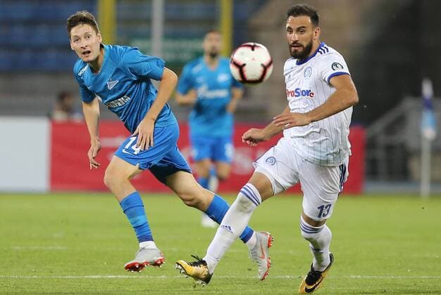 ST PETERSBURG, RUSSIA - AUGUST 16, 2018: Zenit St Petersburg s Daler Kuzyayev (L) and Dinamo Minsk s Luis Carlos Rocha Rodrigues fight for the ball in their 2018 19 UEFA Europa League third qualifying round Leg 2 match at Petrovsky Stadium. Peter Kovalev TASS  TS08D029