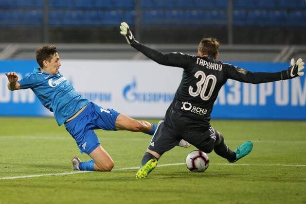 ST PETERSBURG, RUSSIA - AUGUST 16, 2018: Zenit St Petersburg s Daler Kuzyayev (L) and Dinamo Minsk s goalkeeper Andrey Harbunow in their 2018 19 UEFA Europa League third qualifying round Leg 2 match at Petrovsky Stadium. Peter Kovalev TASS  TS08D02E