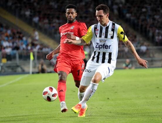 SOCCER - EL, LASK vs Besiktas LINZ,AUSTRIA,16.AUG.18 - SOCCER - UEFA Europa League, LASK Linz vs Besiktas Istanbul. Image shows Jeremain Lens (Besiktas) and Emanuel Pogatetz (LASK). GEPAxpictures xWalterxLuger