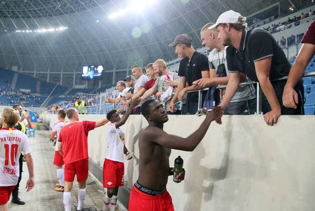 Craiova RB Leipzig Soccer Euro League Qualifiers Craiova 16 08 2018 Stadionul Ion Oblemenco Soccer UEFA Euro League Qualification 3 Round Return Match CS Universitatea Craiova vs RB Leipzig 1 1 0 1 Pictured here Lukas Klostermann 16 RB Leipzig Nordi Mukiele 22 RB Leipzig and Ibrahima KonatŽ Konate 6 RB Leipzig would like to thank the Leipzig fans after the match