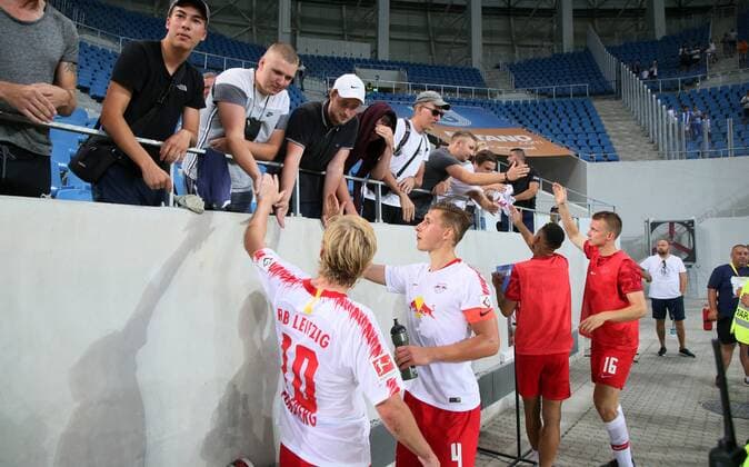 Craiova RB Leipzig Soccer Euro League Qualifiers Craiova 16 08 2018 Stadionul Ion Oblemenco Soccer UEFA Euro League Qualification 3 Round 2nd Leg CS Universitatea Craiova vs RB Leipzig 1 1 0 1 Picture Emil Forsberg 10 RB Leipzig Willi Orban 4 RB Leipzig Matheus Cunha 20 RB Leipzig Lukas Klostermann 16 RB Leipzig would like to thank the Leipzig fans after the match