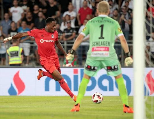 SOCCER - EL, LASK vs Besiktas LINZ,AUSTRIA,16.AUG.18 - SOCCER - UEFA Europa League, LASK Linz vs Besiktas Istanbul. Image shows Cyle Larin (Besiktas) and Alexander Schlager (LASK). GEPAxpictures xWalterxLuger