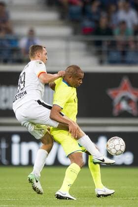 Jagiellonia s Bartosz Bartosz Kwiecien and Gent s Vadis Odjidja-Ofoe fight for the ball during a soccer game between Belgian club KAA Gent and Polish team Jagiellonia Bialystok, Thursday 16 August 2018 in Gent, the return leg of the third qualification round for the Europa League competition. JASPERxJACOBS  x05407100x